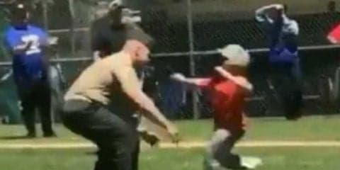 リトルリーグで感動の再会劇、パパがマウンドに…　米感激「涙が雨のように」