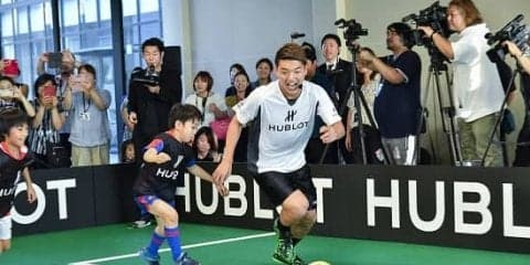 サッカー日本代表の堂安律と子どもたちがキックターゲットで『JFA夢フィールド』に160万円を寄付