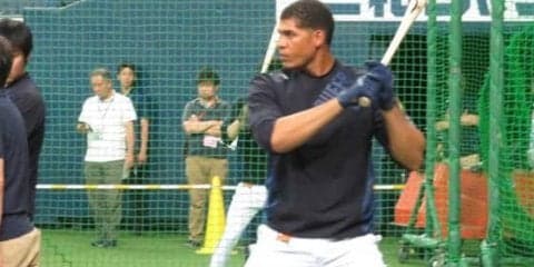 オリ・モヤ、移籍後初打席で特大1号ホームラン！　右中間上段に飛び込む同点ソロ