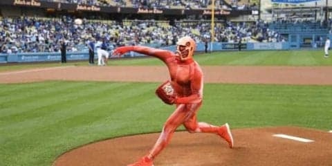 【MLB】ドジャースタジアムに「進撃の巨人」登場！　マエケン体操→豪速球→大暴投