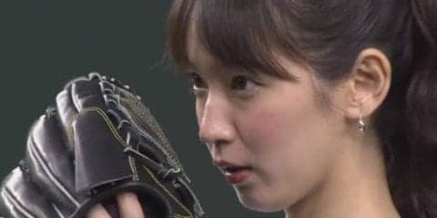キュートな笑顔でファンを魅了　女優の吉岡里帆さんが「鷹の祭典」で豪快始球式