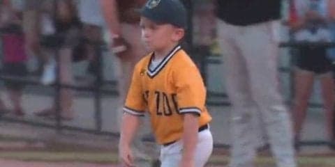 米大学野球で“6歳コーチ”がナインを鼓舞！　可愛すぎる姿にファン歓喜「素晴らしい」