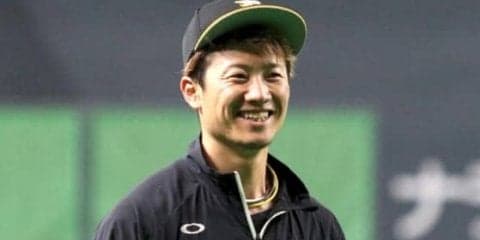 日ハム西川、折り畳み傘さし守備位置へ…　「東京音頭」にノリノリの一幕も