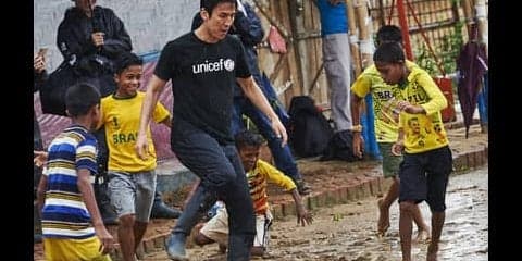 長谷部誠が難民キャンプを訪問。ロヒンギャの子どもたちに勇気を与えた