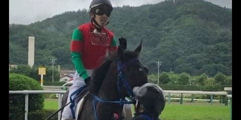 【日曜福島/新馬5R】松岡「芝の短いところは合ってる」１０番人気・マイネルテナシャスがＶ