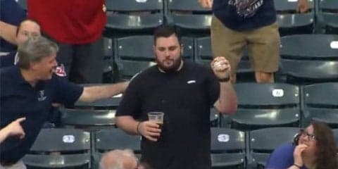 【MLB】「アメリカンヒーロー」　ビール片手にスーパーキャッチ、子供にあげた紳士が話題
