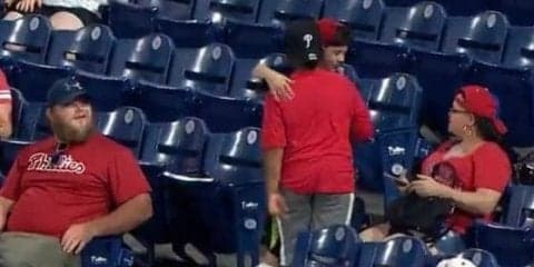 ボールを巡る少年ファンの“美しき友情”にMLB公式賛辞　「史上最高にキュート」