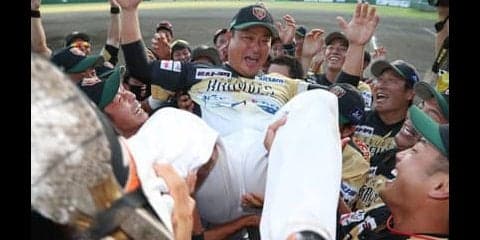 村田修一コーチが行なった最初の改革。「片手でスイングはやめよう」