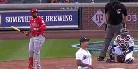子供を抱えながら素手でファウルボールを…　男性ファンの美技にMLB公式「最優秀賞」