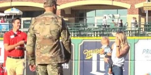 【MLB】米マイナーで感動サプライズ　帰還した軍人の夫の姿に妻は涙「アメージング」