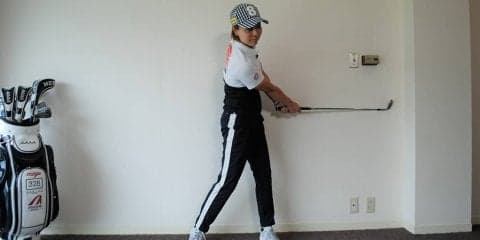 服部真夕「クラブが壁に当たらないようにスイング」　効果的な室内での練習法