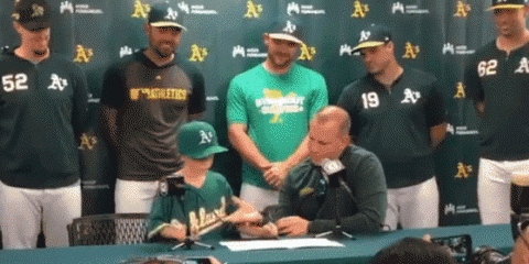 【MLB】アスレチックスが胃腸疾患の少年と夢叶える1日契約　本塁打予想に選手が応え話題に