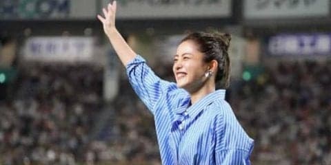 恒例のモルツ野球　石原さとみのモノマネ始球式　今年はノールック投法