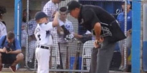 米大学野球“6歳コーチ”が現場復帰で審判に賄賂？　可愛すぎる謝罪劇が米で話題に