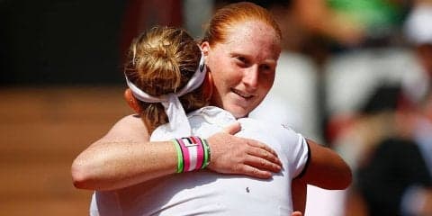 会場騒然！？ 女子シングルスで恋人同士が対戦し試合後にキス