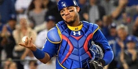 【MLB】コントレラスが座ったまま送球で二盗阻止、驚異の“鬼肩”にファン騒然