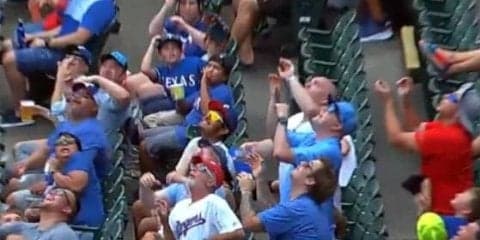 【MLB】ナチョス飛び散る大惨事… なんとも迷惑なファウル捕球が炎上「これは酷い」