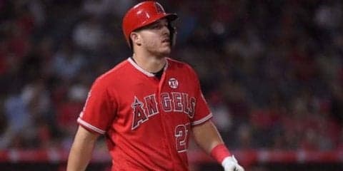 【MLB】土の上で泳いでる？　トラウトの“タッチ回避術”にファン称賛「魚のようだ」