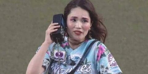 ロッテ-ソフトバンク戦で平野ノラさんが“バブリー始球式”　「しもしも～レロン・リー？」