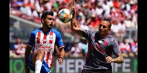 サッカールール改正でハンドの基準再定義。反則になるケースは？