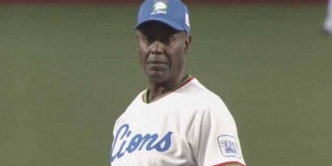 西武レジェンドOBウィットフィールド氏が始球式　背番号「45」でノーバウンド投球披露