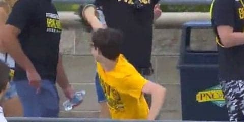 【MLB】HRキャッチ少年ファンが場外へ“怒りの大遠投”　米驚愕「みんなバウアーに…」