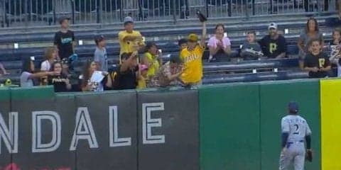 【MLB】パイレーツ少年ファンの本塁打強奪劇に米爆笑　「気に入ったよ」「レジェンドだ」