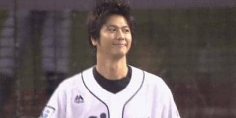 新婚の速水もこみちさんが始球式登場「500球くらい練習した」　“粉振りパフォ”で沸かせる