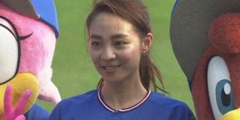 白のショートパンツ姿で登場　モデルの利水つばささんが輝く笑顔で始球式
