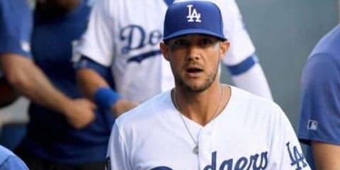 【MLB】ダイビングキャッチ試みるも着地に失敗　ド軍右翼手が顔面強打で流血「痛っ！」