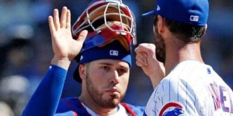 【MLB】「お見事」圧巻の強肩！　ダルビッシュを救う女房役の“座ったまま送球”に米解説も興奮