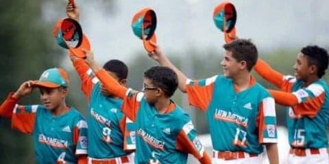 “ほぼ座った状態”で構える少年打者に米困惑　顔付近の高さに“尻もち”も…ストライク!?