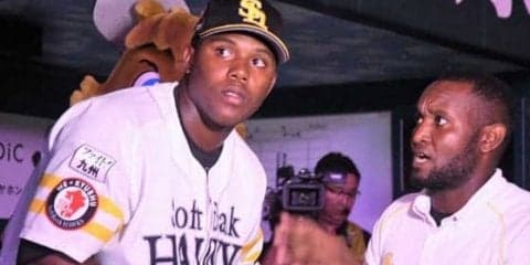 通訳も衝撃デビュー!?　鷹コラスの笑い＆騒然お立ち台を生んだ元広島投手