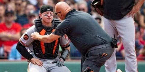 【MLB】オリオールズ捕手が“負の連鎖”　走者と衝突→プレー続行も急所に打球直撃の悲劇