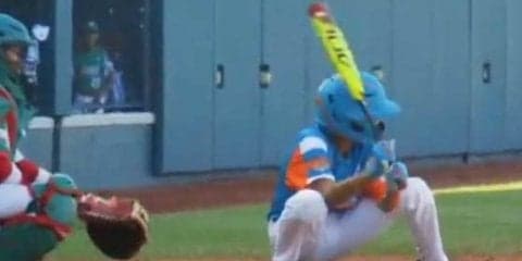 “ほぼ座った状態”の少年打者再び　ストライク判定に納得いかない仕草で物議