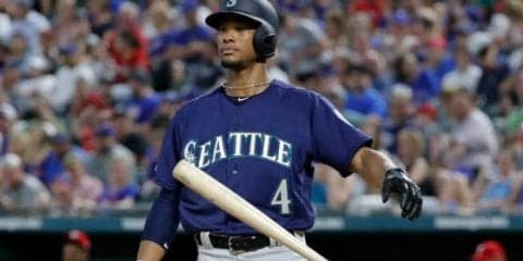 【MLB】159キロ剛速球がヘルメットのツバをかすめ…顔面直撃を回避した打者が神に感謝