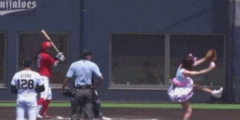 ミニスカ＆ノースリーブ姿で登場　夫婦コンビ「かつみ・さゆり」のさゆりさんが始球式