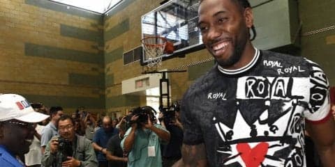 地元ロサンゼルスに戻ったカワイ・レナードが100万個のバッグを学生にプレゼント