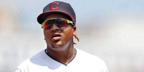 【MLB】「笑いを止められない」-三塁手の股間をヘッスラで通り抜ける“高等技術”にファン爆笑!?