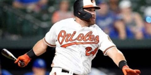 【MLB】ボールにキス、ほっぺにスリスリ…少年の可愛すぎる姿が米で話題　「愛はいろんな形で…」