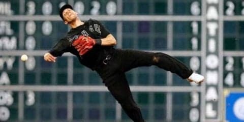 【MLB】ベアハンド捕球から弾丸スロー…シモンズの復帰即好守に「球界最高の遊撃手」