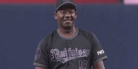 伝説助っ人・ブライアント氏の始球式登場に大歓声　ノーバン投球に“後輩”モヤは見逃し