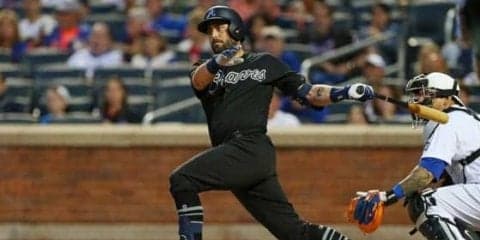 【MLB】ベースに飛び蹴り!?　ブ軍捕手の“カンフースライディング”をファン酷評「最低レベル」