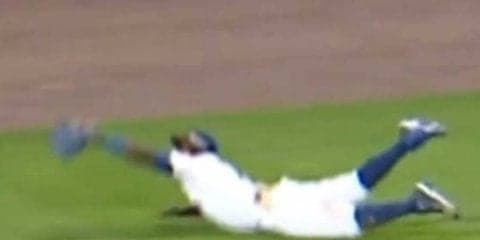 【MLB】帽子とサングラスも吹っ飛ぶ豪快キャッチ　米マイナーでの超絶捕球にファン驚き