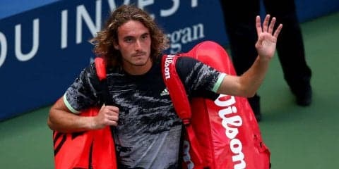 チチパスがまたも初戦敗退。「警告を取れよ！」と激昂しポイントペナルティを受ける場面も