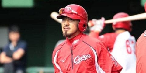 広島菊池、5回に自打球を左足甲に2度当てて悶絶　7回守備で途中交代