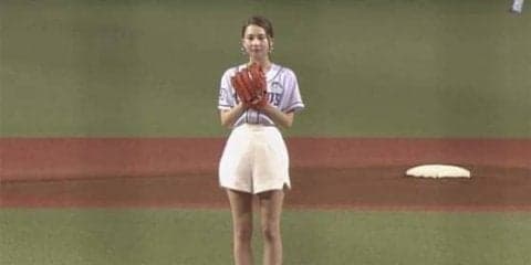 人気モデルNikiさん、ノーバンならずも堂々の投球　マスコットも大興奮？