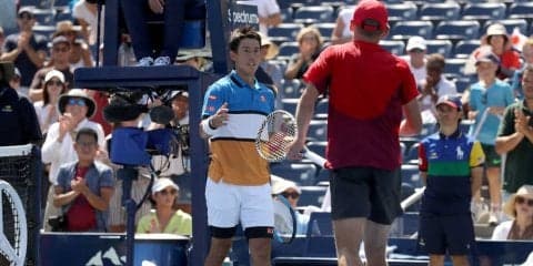 錦織 敗戦直後の握手に滲み出た悔しさ。苛立ちがつのり、ラケットを投げる場面も