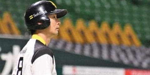 ソフトバンク、明石が負傷交代のアクシデント　右膝付近に自打球