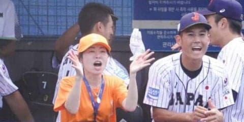 【U-18W杯】ネットで話題のベンチで祈る女性の正体は？　通訳“まりさん”は優勝請負人